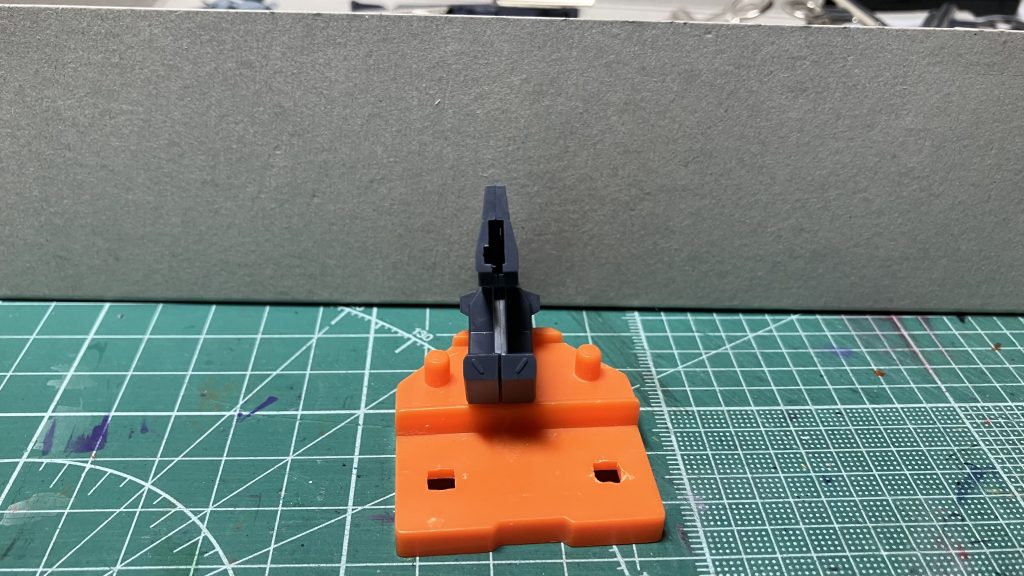 ストックのダボの干渉を防ぐ為に開口部の片側を削り鏡文字の「ト」の字っぽくなるようにしました。