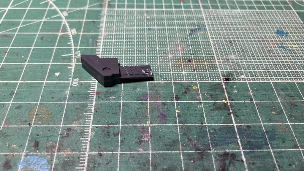 ストック本体は片面のダボを微妙に残すように削ぎ、トップコート後の最終組立の際に少し本体側を広げて半ば無理矢理ですが後ハメ出来るようになりました。