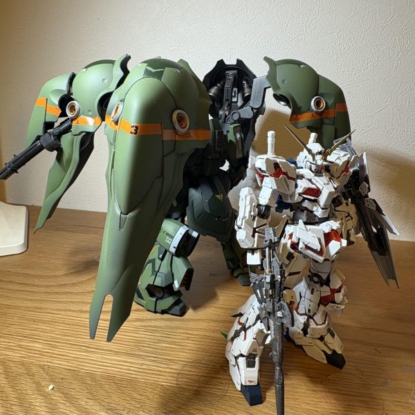 以前よりご覧いただいている方々、ありがとうございます。お疲れ様です。2025年も残すところ僅かとなりましたね。クシャトリヤ、年内に完成させることができませんでした｡ﾟ(ﾟ´Д｀ﾟ)ﾟ｡デカールも大体貼り終えて、まあ本体は完成っちゃ完成なんですが、今回肝心の武装類の塗装が間に合わず.......うわああああおしいいいい.....ぶっちゃけ制作途中報告見ていただいてる方はなんとなく察しているかもしれませんが、本体の進捗がある度に見惚れて写真撮りまくってるので次に進むのが遅いんですよね。多分。まぁこれもガンプラの楽しみということでお楽しみ頂けたら良いなぁ、と思います。そろそろこのクシャトリヤのコンセプトについてもご紹介致します。簡潔にね。サイコミュに飲まれたバナージに圧倒されて中破したクシャトリヤが、もしも、もしも十全なパーツ供給と強化プランを経て再び覇気を取り戻したらどんな姿だろうか......という妄想を押し広げて形にしようとしたのが今回のクシャトリヤでした。　ま現実は小説版曰く完全なワンオフ機で予備パーツほぼ0のあまりにも可哀想な機体で、だからこそそれでも最後まで仲間のために戦い続けるクシャトリヤとマリーダさんの強さ、優しさが映えるのですよねぇ.....『お前もクシャトリヤも万全じゃ無いんだ』ありはしない世界線なのですが、ガランシェール隊、姫様、そしてバナージを護るために完全に復活したらそれはそれで良いよね....(泣ユニコーンとのツーショットも供養しますね.....（4枚目）