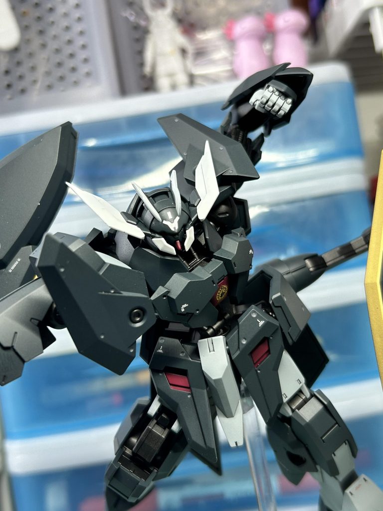 拳で殴るポーズ