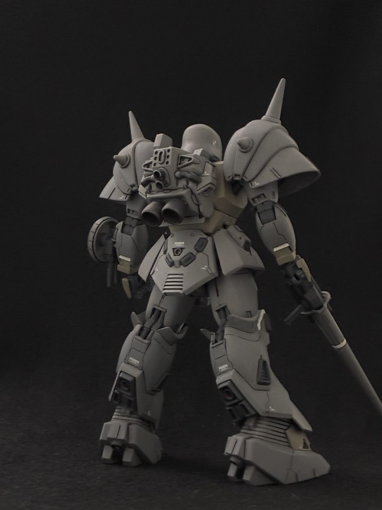 塗装はウォームグレー寄りのグレー、サンドイエロー寄りのカーキで、ほぼ設定通りの配色です。アレンジとして差し色に白なども入れてみました。