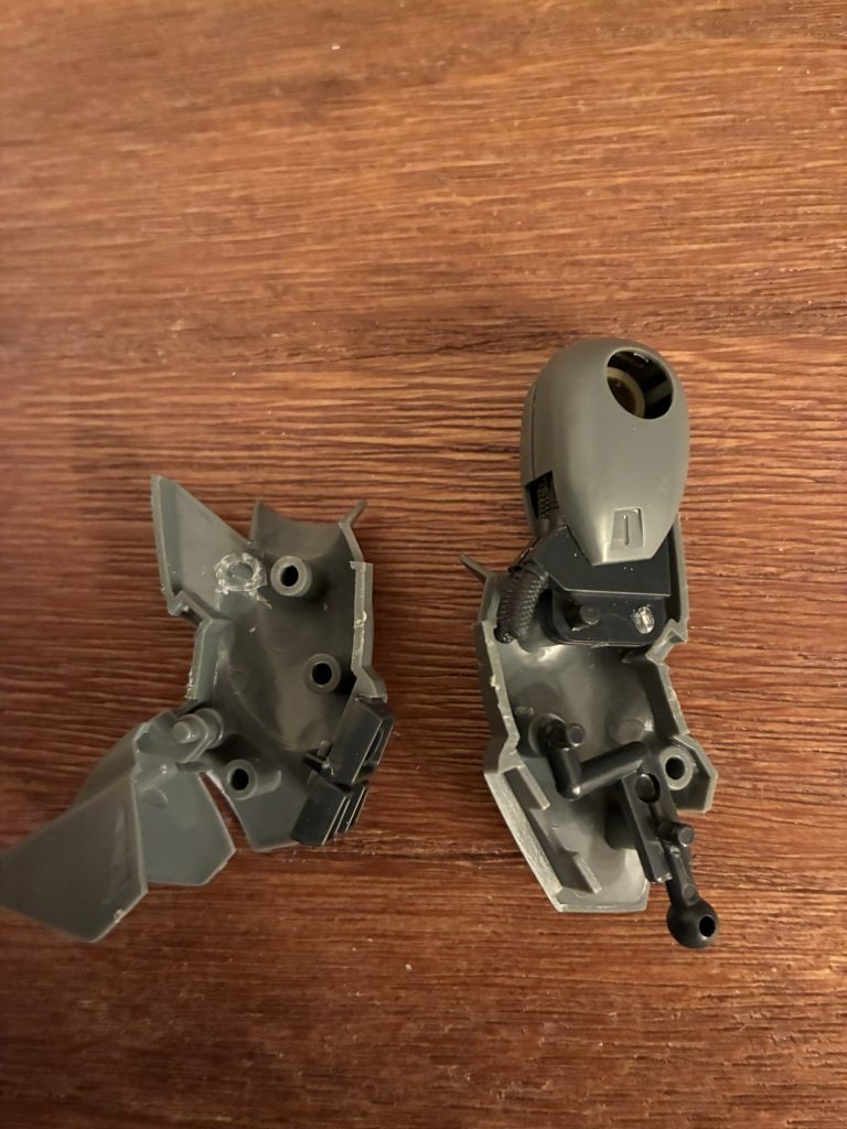 膝関節の逆足化加工。関節パーツら前後2本ずつのピンで固定されていましたが、片方を切除することで関節を前に沈み込ませることが可能に。