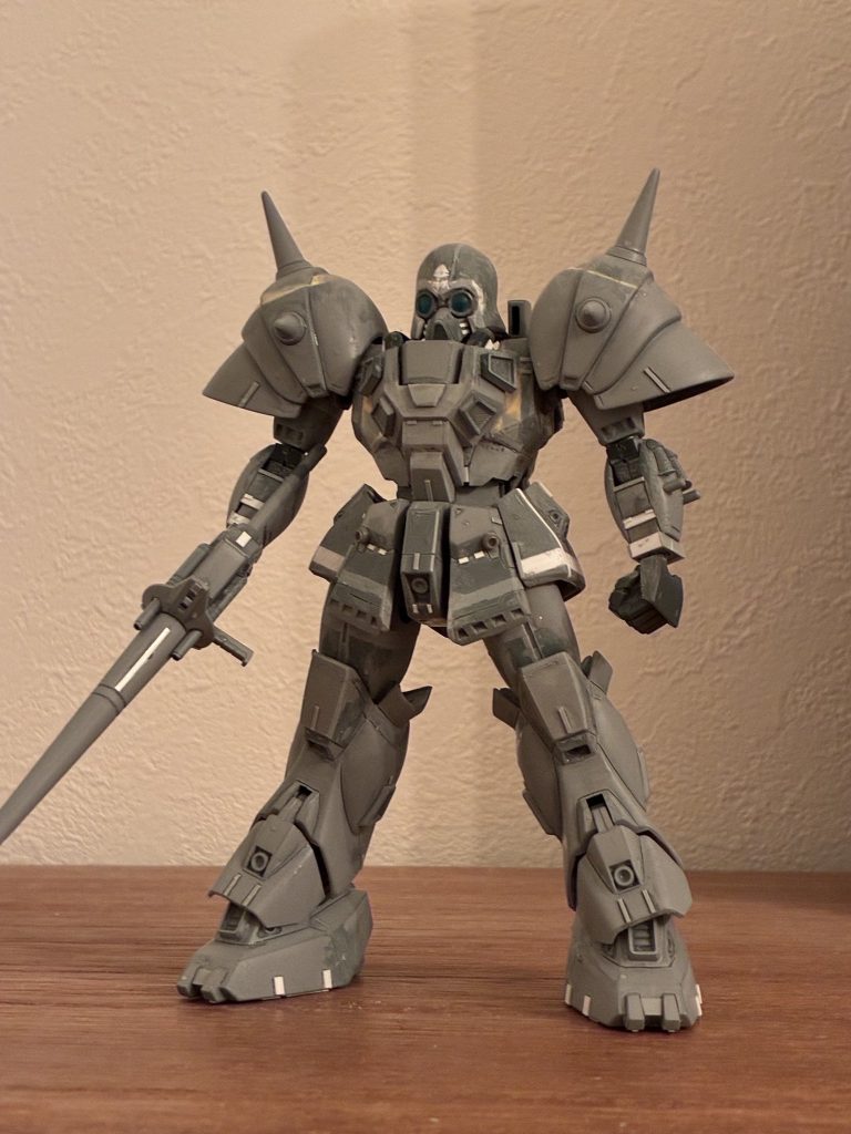 プロポーション改修、ディテール配置を終えたところ。この時点で頭部は前述した改修点の中では上下短縮は行っていない状態で形に納得が出来ておらず、塗装直前で思い立って短縮と頰当ての形状変更を行いました。