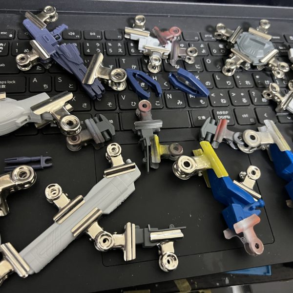 可動改修に関わらなさそうな箇所を合わせ目消しのために接着。ビームマシンガンの銃口を開口し、後ハメ加工。（2枚目）