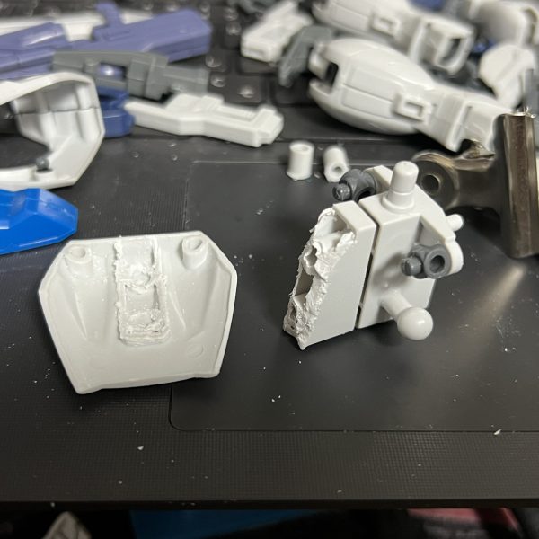 塗り分けのマスキングがめんどくさくなりそうポイントだったのでニッパーでもぎ取り、プラ板で整えてプラ棒で接続。サイドスカートの後ろ側のポリキャップ受けも腰パーツに繋がるように変更。（2枚目）