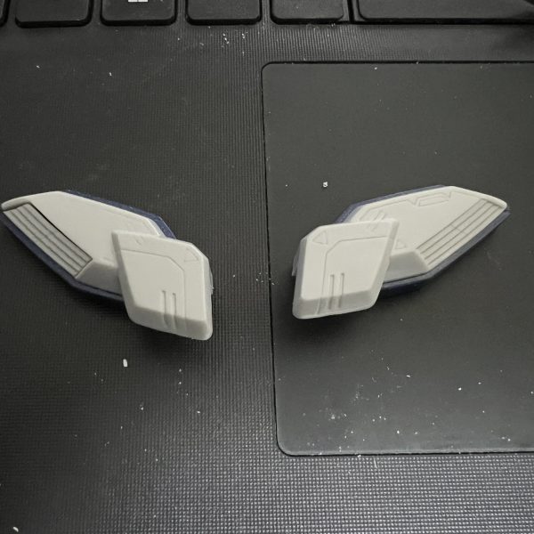 MGに倣ってグレー部分を切り離し。これでここは塗装時にマスキングしなくて済む。（2枚目）