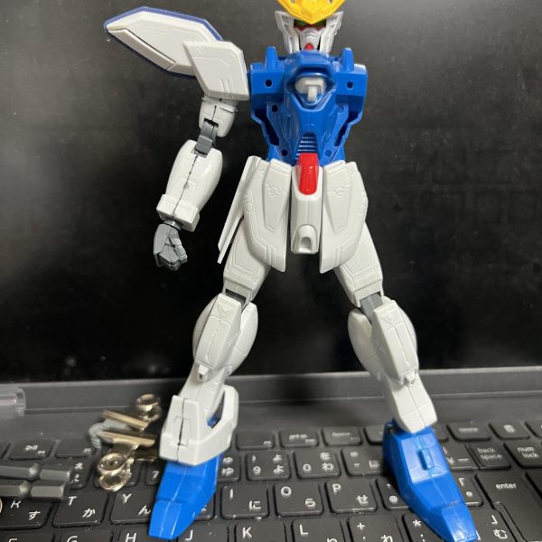 MGや作画では後ろ襟は無いようなのでカット。塗装の事を考えて襟の一部を切り離し。肩の軸はボールデンの中に置き換え、元の軸も腕との接続に使うので再利用。胸部中央はスカスカなのでパーツを埋め込み。(HGエクシアの足首装甲とプラ棒)（3枚目）