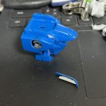 MGや作画では後ろ襟は無いようなのでカット。塗装の事を考えて襟の一部を切り離し。[…]