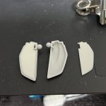 フロントスカートの裏側を1ミリプラ板で作成。塗装後に接着固定する。