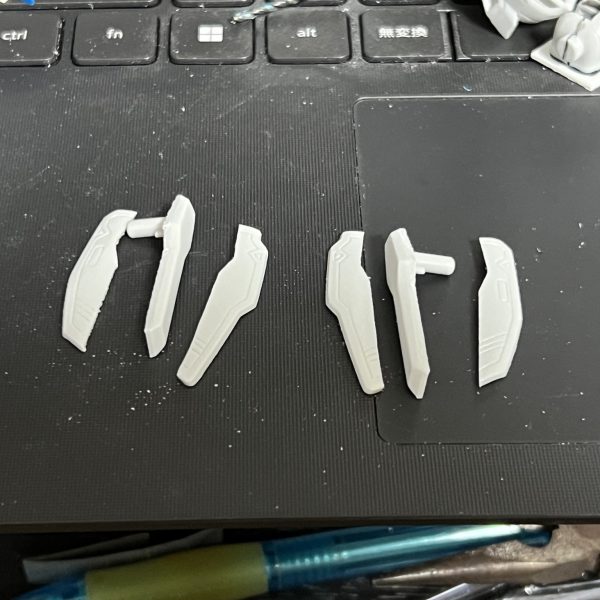 サイドスカートを分割して色分け対応。縁を1ミリプラ棒で囲って厚みを追加。塗装後に接着固定するためにも裏打ちを追加。（3枚目）