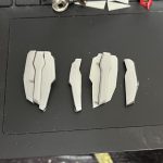 サイドスカートを分割して色分け対応。縁を1ミリプラ棒で囲って厚みを追加。塗装後に[…]