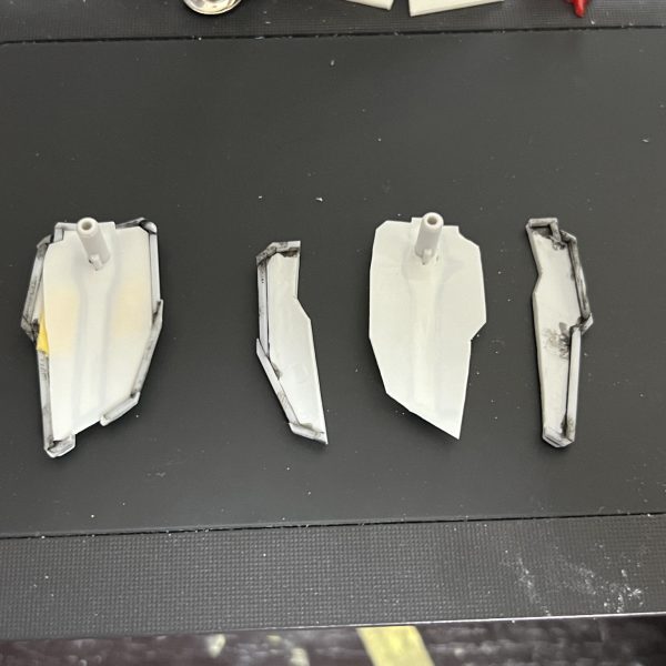 サイドスカートを分割して色分け対応。縁を1ミリプラ棒で囲って厚みを追加。塗装後に接着固定するためにも裏打ちを追加。（2枚目）