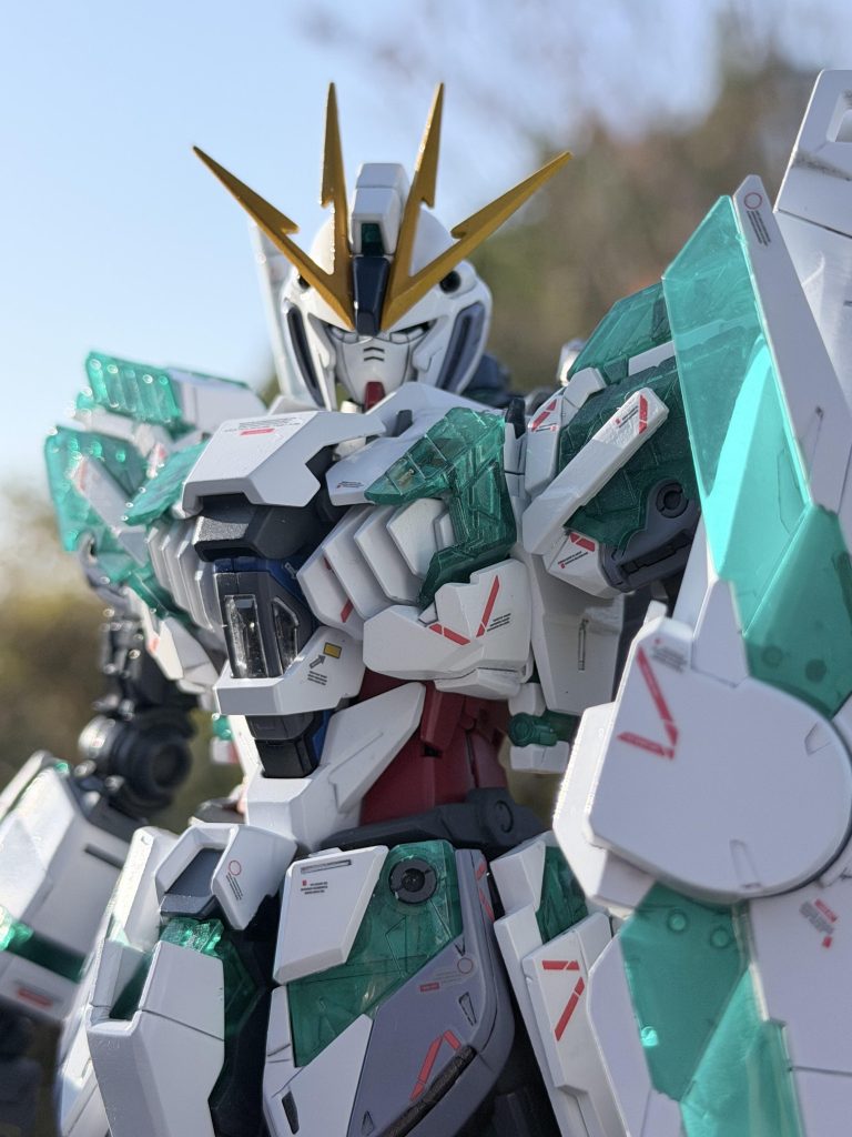 朝っぱらから撮影して、朝日の光がナラティブガンダムの白とグリーンを引き立ててくれています✨