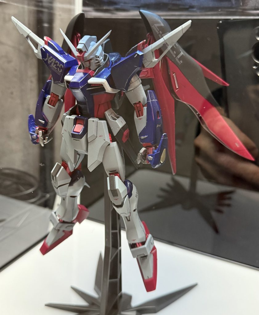 翼畳んでる姿も好きだな。ザフトのステッカーは設定上おかしいけどかっこいいんで貼りました。。