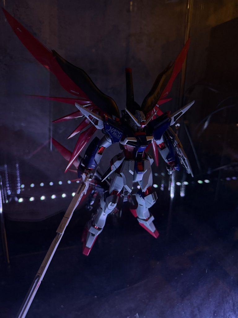 照明暗めにしたらなんとなく宇宙にいる感が。(後ろにチラ見えしてるのはHGのクリアカラーver)