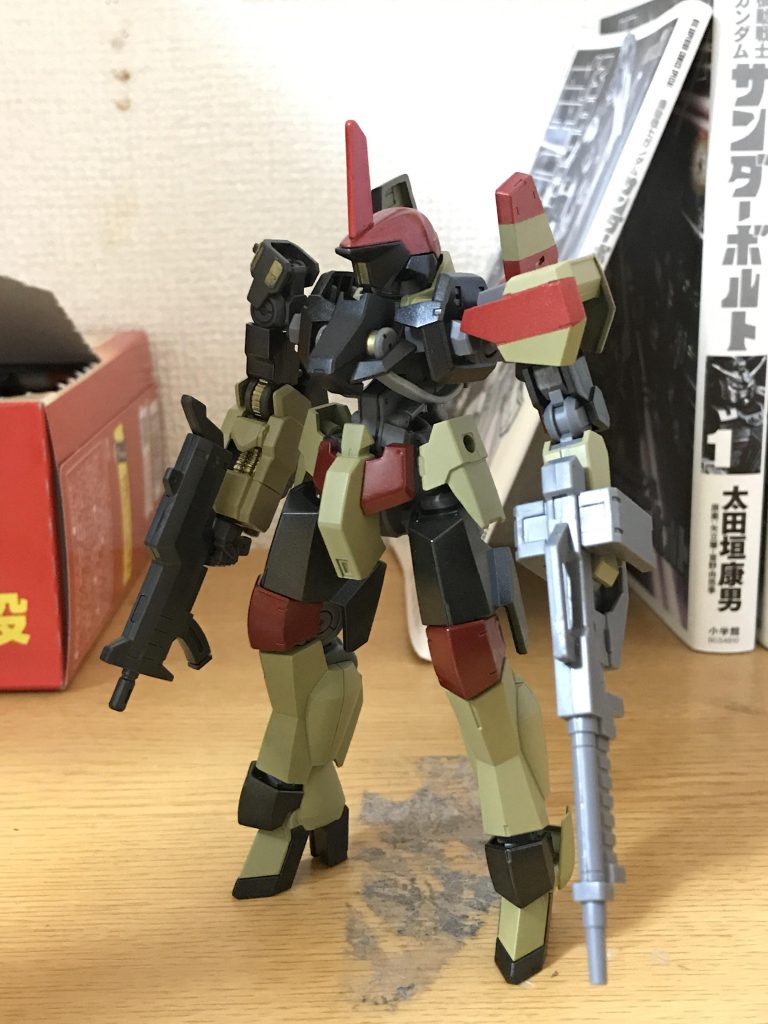 8年前の姿です。高校時代にバンダイ公式のイベントのカスタマイズサーキットにて入賞した作品だったのですが、8年の時を経て塗装が剥がれてたりしたものですから(当時は塗装後にトップコートを吹いていませんでした...)オーバーホールからの改修を施しました。