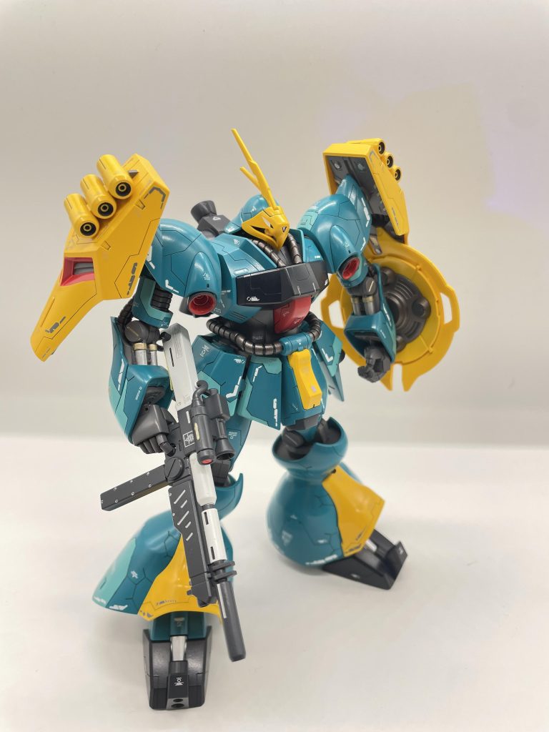 斜め前からです。水性塗料でRE1/100,HGの調色をそれぞれ参考にしています。ツートン部は明灰白色でメインカラーから少し薄い色にしました。スジボリで各所ディティールアップ(RE1/100を参考に)プラバンは加工は・・・アイデアが思いつかなかったので今回は施工しませんでした。