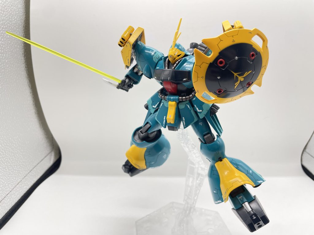 ポージング、ビームサーベルと盾です。紺色部品のふわっとした艶がお気に入りです。盾、ブレストアーマー、足先はダークブルー、胴、バーニア等はニュートラルグレー+ブラックで暗い色も2つに分けています。関節は水性の魔女のグレー、焼鉄色の2色を使用しました