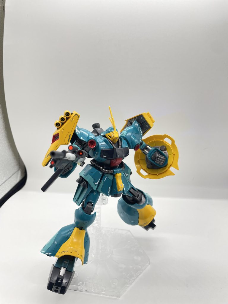 ポージング2.ビームアサルトライフルです。モノアイはHアイズ、アサルトライフルのスコープ部分は蛍光塗料+メタリックレッドです。モノアイは接着がうまくいかず、内側に塗ったシルバーが少しムラになってしまいました。みなさんモノアイってどいうしてますか?