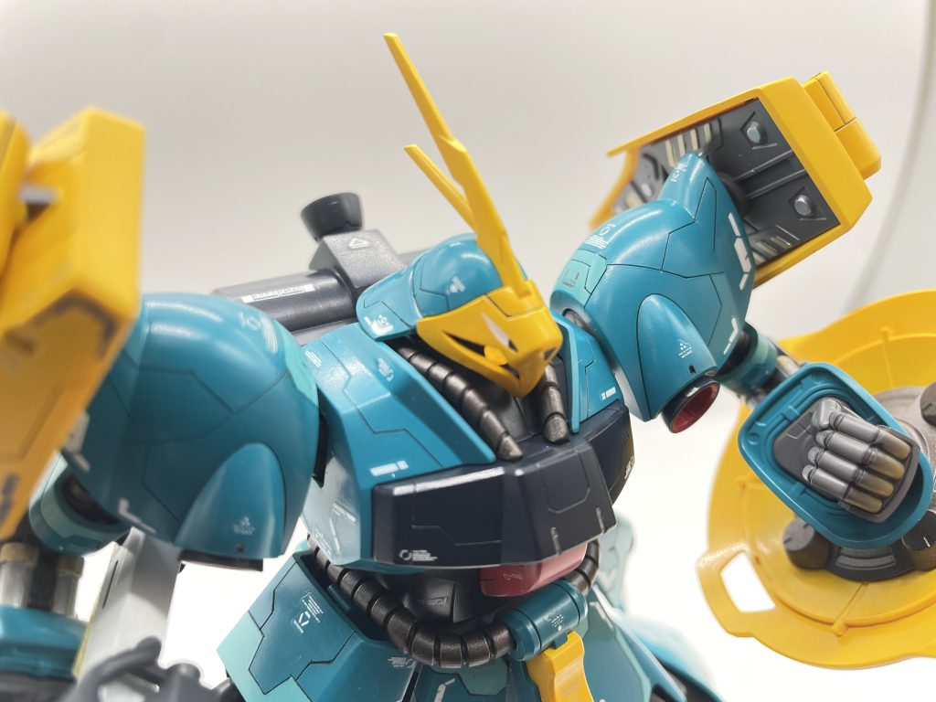 上半身アップです。撮影ブースを購入して撮影しているのですが光の当て方なのか手前側が暗くなってしまいます。IPHONE側の調整なんですかね・・・実は17年前に一度全塗装した機体です。引越しの関係で当時処分してました。塗装に関する知識がなく、グレーサフの上に色を塗ったので、なんとも言えない仕上がりになったのを記憶しています。今回は少し上達を感じたくて制作したのですが、自分がやれる事を引き算し過ぎてしまった感じがw