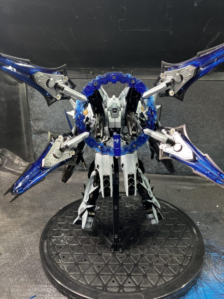 一応クリアパーツは蛍光ブルーを塗っているので発光します