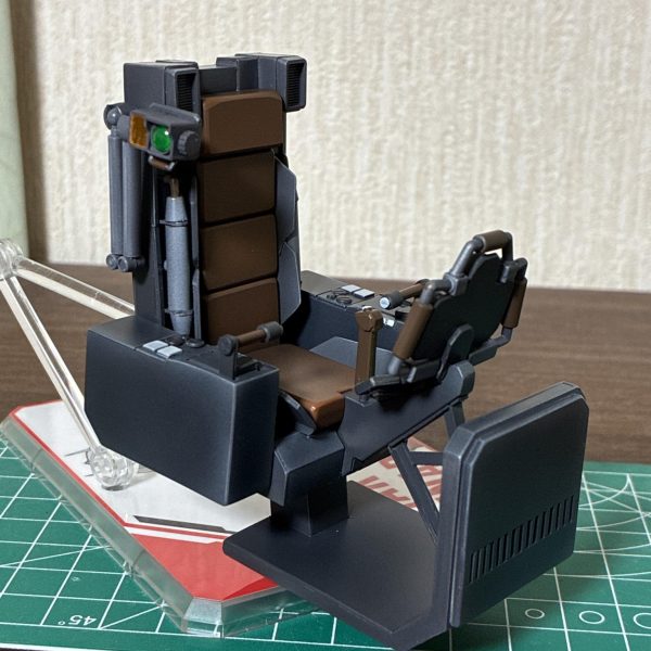 紅白投稿じゃないのかよ！だてタイミングで、白いガンダムのコクピットようやく完成しました😅可動化した1/20シャアが座れるようプラ板スクラッチで作成。そこそこ妥協はしていますが、2話をあちこち一時停止して計器類などのディテールを落とし込み、あのスコープの引き出しギミックも再現しました。コクピットシートがあるとカットイン演出が捗るので、ますます楽しく撮影できそうです😆（3枚目）