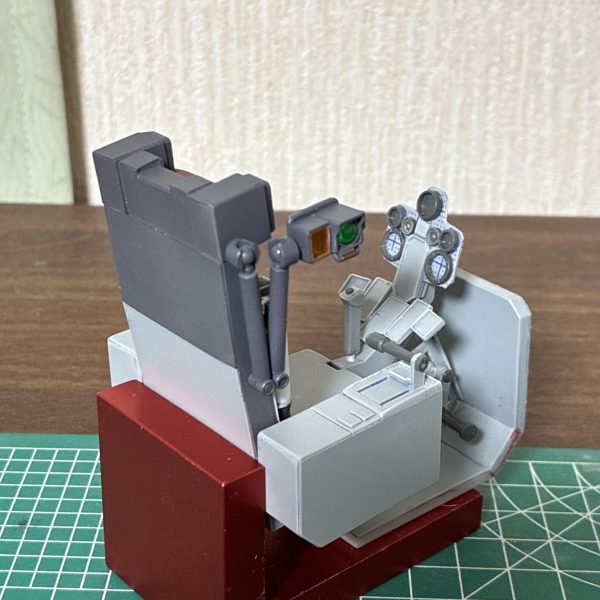 紅白投稿じゃないのかよ！だてタイミングで、白いガンダムのコクピットようやく完成しました😅可動化した1/20シャアが座れるようプラ板スクラッチで作成。そこそこ妥協はしていますが、2話をあちこち一時停止して計器類などのディテールを落とし込み、あのスコープの引き出しギミックも再現しました。コクピットシートがあるとカットイン演出が捗るので、ますます楽しく撮影できそうです😆（2枚目）
