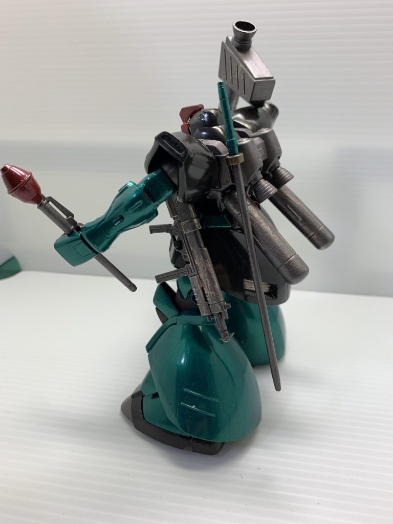 腰にマシンガン装着。