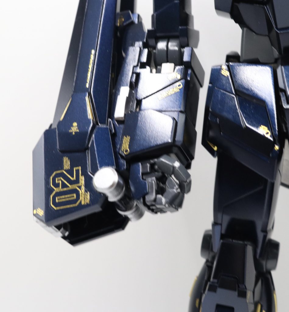 ハンドパーツは握り拳に特化させるため、指の角度を変えて再構成しました