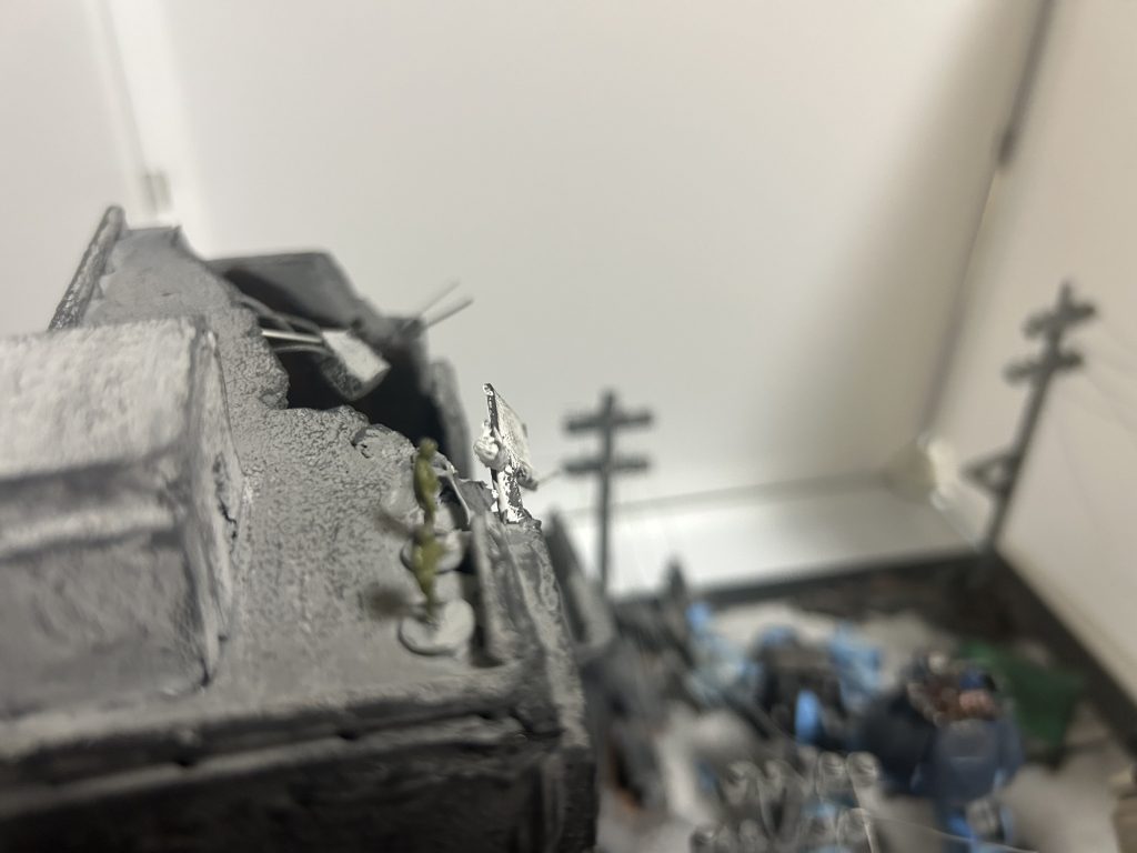 例えばこれ！ビルの屋上の柵もランナーに色を塗って活用っ…！こうする事で屋上にリアルな表現が加わるっ…！こんな活用方法があったのか…！