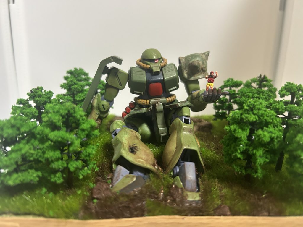 さて、制作過程…ですが、上の画像は最初に作ったいわばβ作品ですね。周りの木は100均のジオラマ樹木を使いました。売り切れる前に買えました。これがあるかないかでまじで変わります。　そして土台はスタイロフォームを使用。100円でもらいました。この時ザクⅡ改は汚し塗装をする気はなく、そのままにしています。つや消しはやっています。下に続く写真は少し汚しています