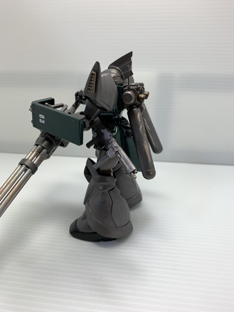 腰にはマシンガン装着。