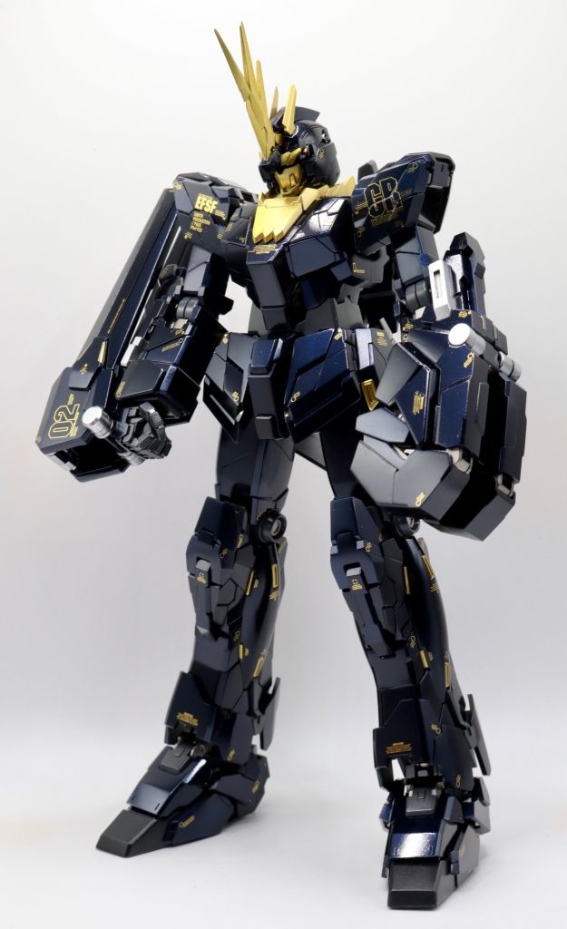 前掛けのような金色の襟ですが、高さが気になったため、少し低めに調整しました肝心のプリズムブルーブラックは撹拌が不十分で、パーツごとに色むらが出てしまいました……次回への反省点です💦