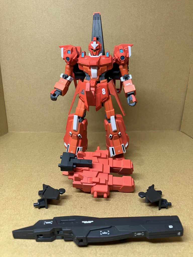 リゼル写真撮り忘れましたが、バズーカのグリップは自作し、手持ちライフルとしても持たせることは可能です。この写真は収納状態で、リゼルの変形用パーツのシールド接続箇所に取り付けます。