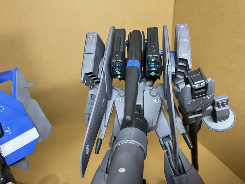 バーニア内はメタリックです。腰にプロペラントタンクを追加しウイングにミサイルを追加しました。