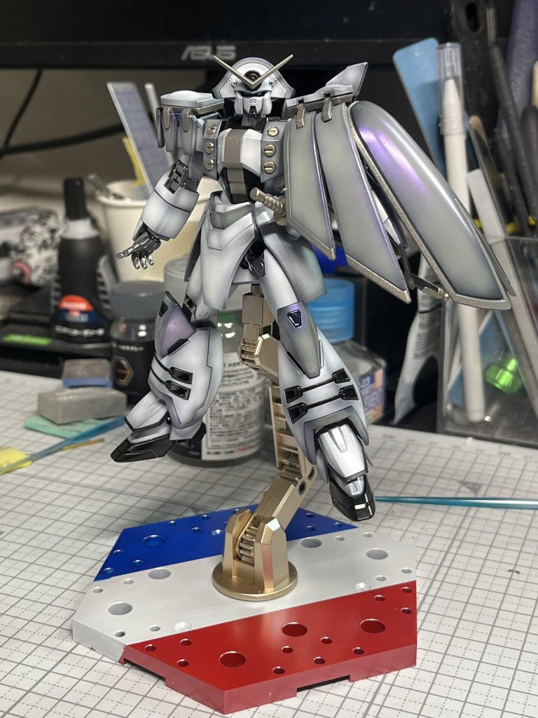 紅白出たい！と思っていたのですが、製作中のものが全く間に合いそうになかったので、ローズを20時間くらいで時短製作しました💪ありがとう冬休み🦀白組ということで、白基調+パール偏光で塗装してます💍時短なので工作はほぼ無しです😭そのぶんアクションベースにネオフランスの矜持を詰め込みました笑