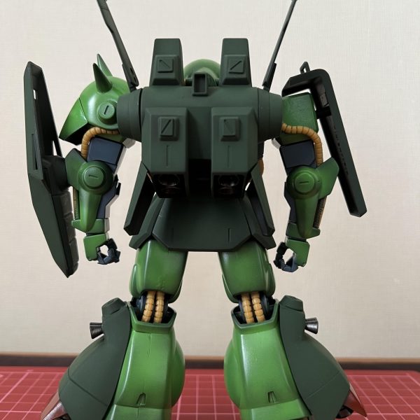 主な塗装は完了しました。黒サフから重ね塗りしたんですが、明るいグリーンと暗いグリーンが対照的でいい感じになったと思います。後は細かいところを詰めて完成まで持っていきます。&nbsp;旧キット1/100ハイザック　これから塗装に入ります。連邦カラーとティターンズカラー、どっちにしようか迷いましたが、決めました。やっぱり緑で行きたいと思います！（3枚目）