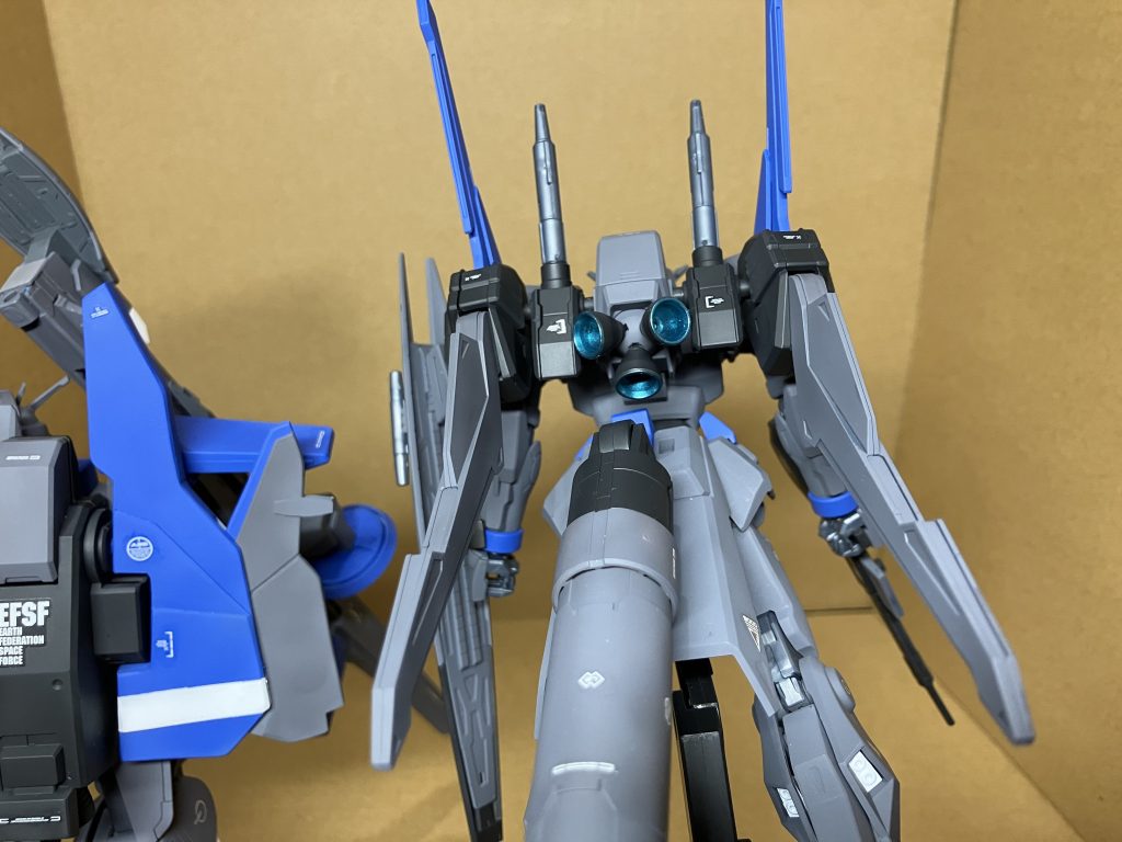 バーニア内は統一してメタリックです。腰部にこれまたプロペラントタンクを追加しています。