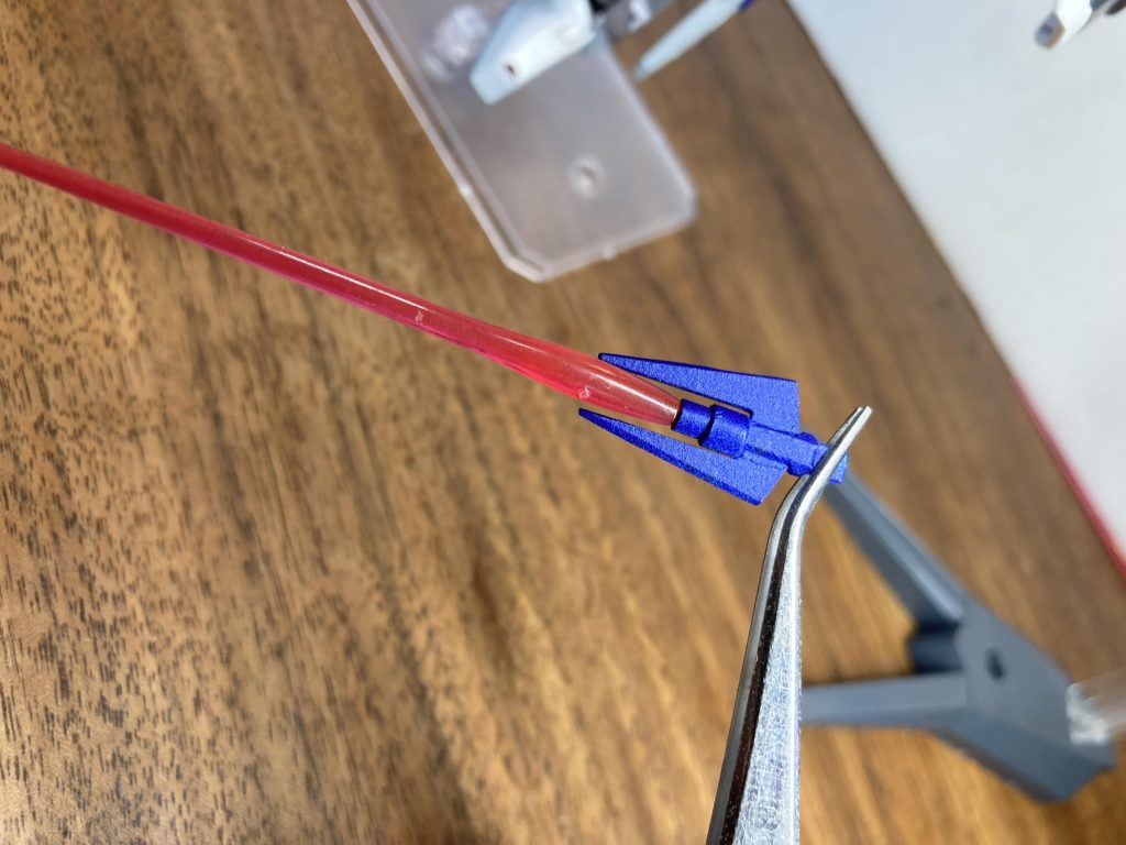 肩部にはFXのCファンネルを改造したヒルトドラグーンが左右で4機装備されています。名前で気付くかもしれませんが、F90Nタイプのヒルトファンネルが元ネタです(笑)