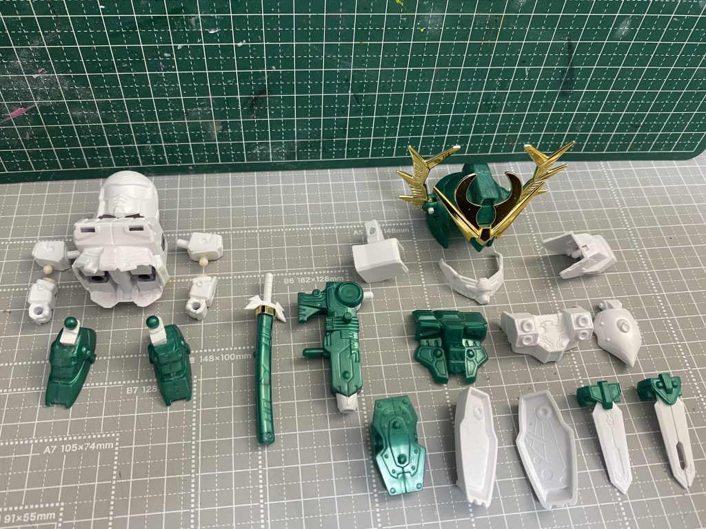 いつも通りに、腕、脚の改造してます。