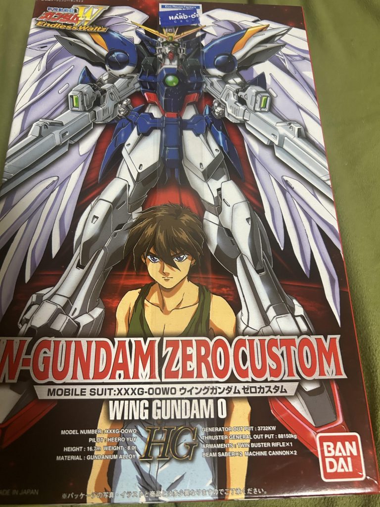 実はですね、本当はMGで作りたかったんです。でもその時はMGを作る時間がなくてどうしようと思いまして…。ふと立ち寄った中古屋で…これあるじゃーん。買おう！昔のキットらしいので羽などはやっぱりMGに劣る部分がありましたが実際作ると文句はなかったです。まぁ10年以上前？っぽいので