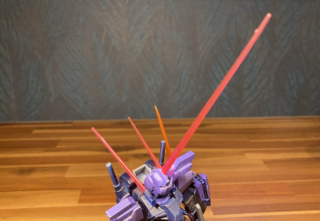 特徴的な襟のビームエフェクトは「サブビームアンテナ」という設定です。アストレイ赤龍のドレイグヘッド的なやつ。頭には破廉恥ビームサーベルも搭載されているので三本出せばなかなか圧巻です(笑)