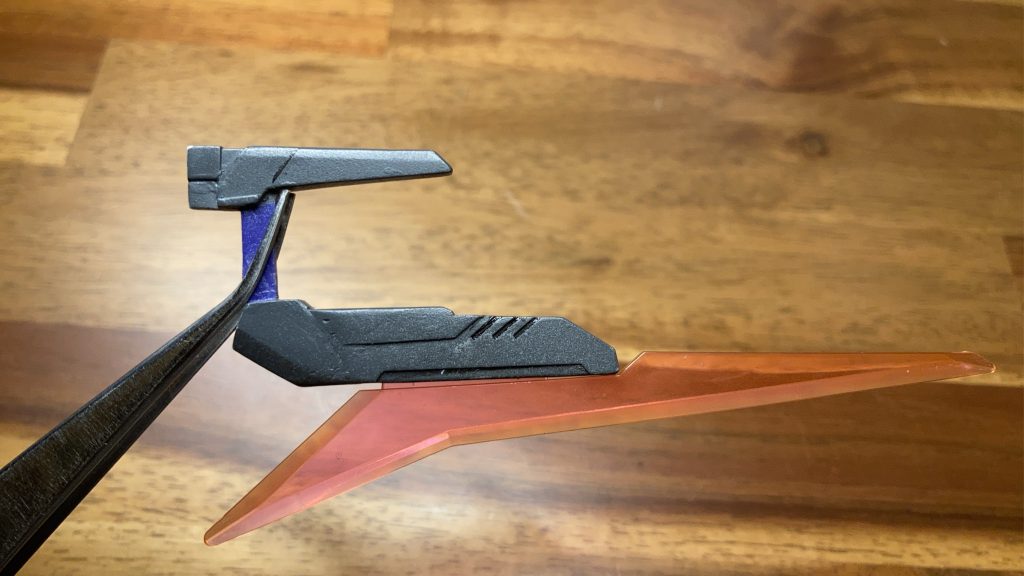 メイン兵装の「バッセル T-Ⅳ ビームトンファー」です。左手に装備された武装で、ビーム刃を特殊な方法で形成し相手との鍔迫り合いが可能になっているという設定。そのため、シールドを持たない本機の唯一の防御兵装として使用できる他、大型のビームブーメランとしても扱えます。