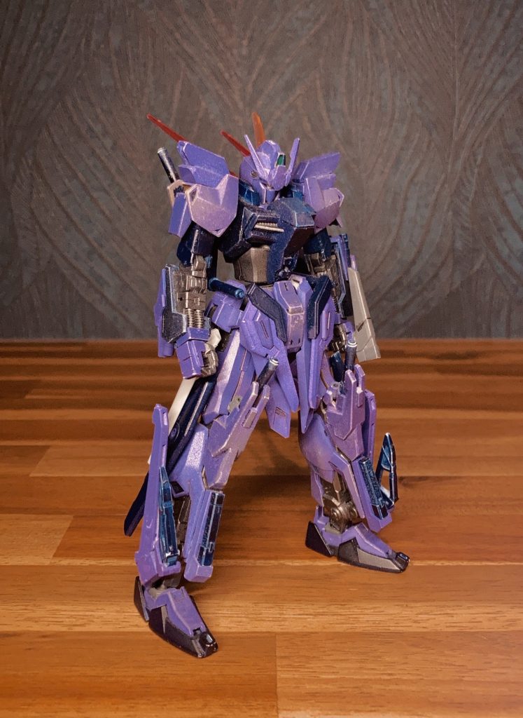 このガンプラのコンセプトはズバリ、「積めるだけビームサーベルを積むこと」です。シールド、銃器は一切積んでいません。ジャンク箱から出せるだけビームサーベルを出してきてなんとか形にしました。(固定兵装のものも含めると48本あるはずです)