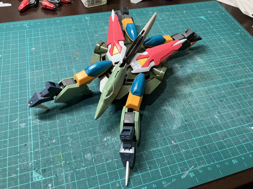 ほぼSEEDのパーツでできています。本体→フルメカフォビドゥン足→カオス×2、カラミティ×2機首→カオス顔？→イージスシールド×2角→デスティニー羽旧HGデスティニーの羽の隙間を埋めるのが面倒だったので、軟質プラ棒を適当に曲げて詰め込みました。