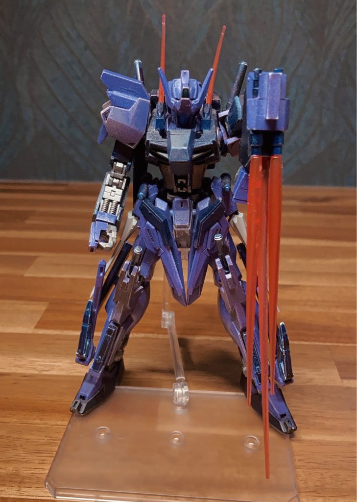 左手のダブルビームサーベルたち。これ一度やってみたかったんですよね...腕部はZガンダムまんまです。本来グレネードが出る場所を改造したので、そこからもビームサーベルが出ます。