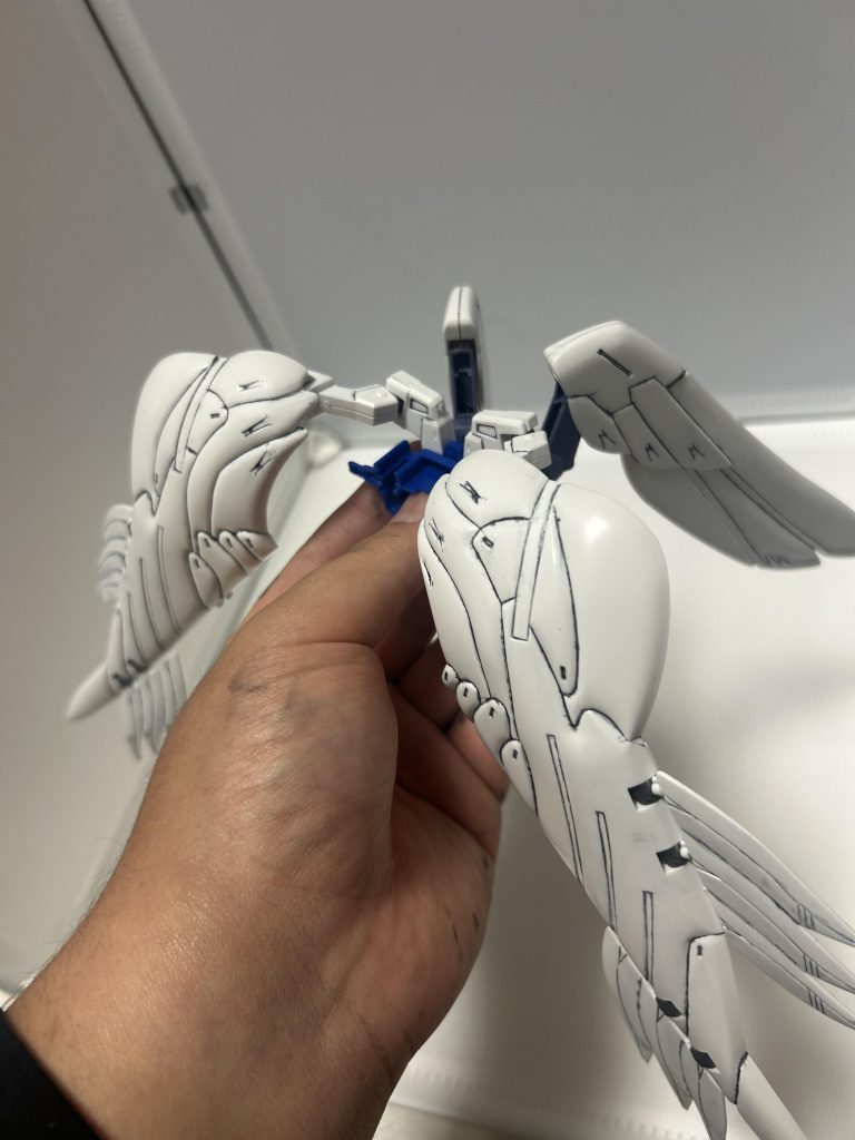 ということで制作過程。羽はすぐ作りたかったので先に。墨入れとスジ掘りやっていきましょうと。3時間以上掛かりましたが。これだけ変わるんだと…。