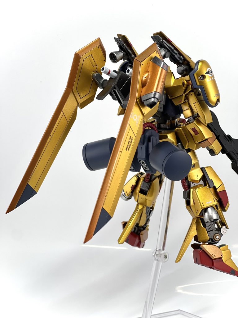 背部のバインダーはイモータルジャスティスのものを。意外とボリュームあって気に入ってます。ミキシングの過程で余った百式の部品を足や腰に配置して、なるべく百式らしく見えるように意識しました。