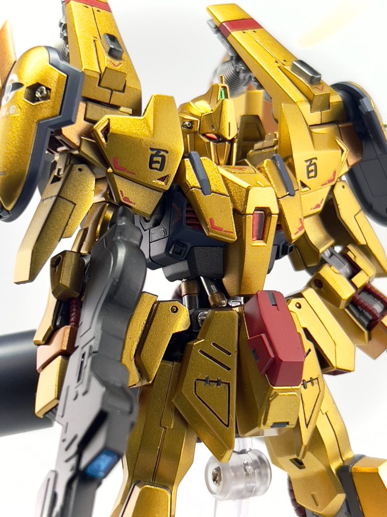 胴体のシリンダー部はアーティファクトのパラスアテナの部品を使用、メカニカルバストのデザインを参考にしてメカメカしさが出るかなーと挑戦してみました。カメラアイも頂き物という事でシールがなかったのでプラペーパーから切り出して自作してます。