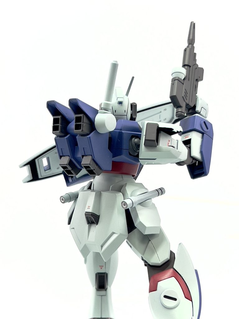 バックパックはストライカーパックではなくデュエルのものに。シンプルな量産機を作る時はデュエルのやつがとても便利です。30MMシリーズの2穴軸パーツを間に挟んでるだけなので一応各種ストライカーパックも対応してます。